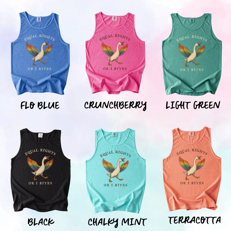Puede incluir: Seis camisetas sin mangas en varios colores: azul, rosa, verde, negro, turquesa y naranja. Cada camiseta presenta un gr&aacute;fico de un ganso con alas de arco&iacute;ris y el texto "EQUAL RIGHTS OR I BITES". Las camisetas est&aacute;n etiquetadas como "FLO BLUE", "CRUNCHBERRY", "LIGHT GREEN", "BLACK", "CHALKY MINT" y "TERRACOTTA".