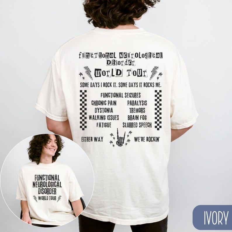 K&ouml;nnte beinhalten: Ein wei&szlig;es T-Shirt mit schwarzem Text, der "Functional Neurological Disorder World Tour" lautet und Symptome der St&ouml;rung auflistet. Der Text enth&auml;lt auch den Satz "Some days I rock it. Some days it rocks me." und "Either way we're rockin'."