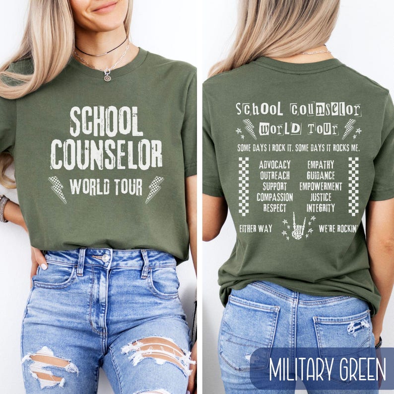 K&ouml;nnte beinhalten: Ein gr&uuml;nes T-Shirt mit dem Text "School Counselor World Tour" auf der Vorderseite und einer Liste von W&ouml;rtern, die mit dem Beruf zu tun haben, auf der R&uuml;ckseite. Der Text ist wei&szlig; und das Shirt ist milit&auml;rgr&uuml;n.
