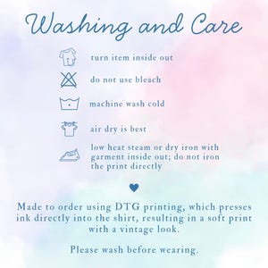 Puede incluir: Gr&aacute;fico en colores pastel con las palabras "Washing and Care" en escritura cursiva. Las instrucciones incluyen voltear la prenda, no usar lej&iacute;a, lavar a m&aacute;quina en fr&iacute;o, secar al aire y planchar a baja temperatura. El texto tambi&eacute;n menciona la impresi&oacute;n DTG.