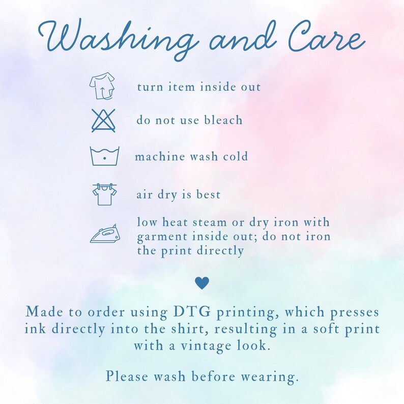 Puede incluir: Gr&aacute;fico en colores pastel con las palabras "Washing and Care" en escritura cursiva. Las instrucciones incluyen voltear la prenda, no usar lej&iacute;a, lavar a m&aacute;quina en fr&iacute;o, secar al aire y planchar a baja temperatura. El texto tambi&eacute;n menciona la impresi&oacute;n DTG.