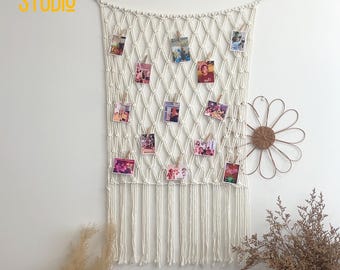 Expositor de fotos em macramê estilo boho, decoração de parede com franjas, colagem de fotos