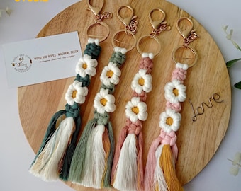 Macrame Daisy Wristlet, Flower Keychain, Bag Charm, Bridal Shower Gift, Mother&#39;s Day Gift, Handmade Macrame Keychain - T3090