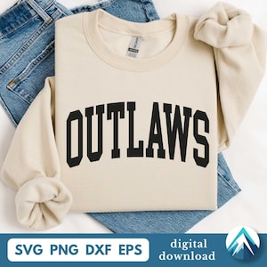 Op de afbeelding: Een crèmekleurige sweatshirt met het woord "OUTLAWS" in grote, zwarte blokletters op de borst. De sweatshirt ligt op een blauwe jeans. De afbeelding toont ook "SVG PNG DXF EPS" en "digitale download" onderaan.