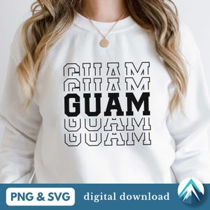 Puede incluir: Sudadera blanca con texto negro que dice "GUAM" en un estilo retro apilado. El texto se repite cuatro veces, con el "GUAM" más grande en el centro.