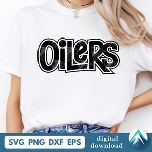 Può includere: T-shirt bianca con la scritta "Oilers" in grandi lettere nere e in grassetto. La parola è delineata in bianco e le lettere hanno un disegno a fantasia all'interno. La parte inferiore della maglietta riporta la scritta "SVG PNG DXF EPS" e "download digitale".