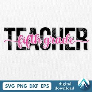以下が含まれることがあります： 黒いテキスト「TEACHER」とピンクのスクリプトで「fifth grade」。テキストの下には、「SVG PNG DXF EPS」と「digital download」という言葉が、山のグラフィックが入った青い長方形で表示されています。