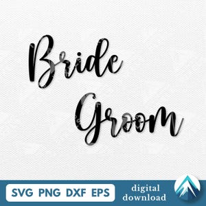 Op de afbeelding: Zwarte cursieve tekst van de woorden "Bride" en "Groom" op een witte achtergrond. De woorden zijn in een vloeiend scriptlettertype. De onderkant van de afbeelding bevat de tekst "SVG PNG DXF EPS" en "digitale download".