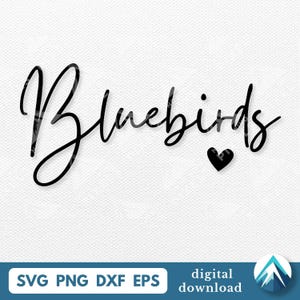 Könnte beinhalten: Schwarzer kursiver Text mit der Aufschrift „Bluebirds“ mit einem kleinen schwarzen Herz. Darunter stehen die Wörter „SVG PNG DXF EPS“ und „digitaler Download“. Der Hintergrund ist weiß.