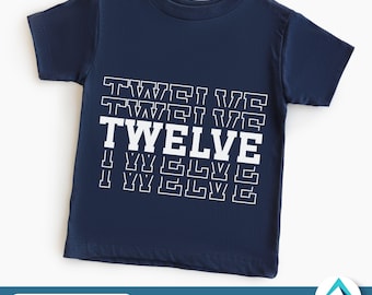 Könnte beinhalten: Ein marineblaues T-Shirt mit einer weißen Grafik, auf der "TWELVE" in einem gestapelten, sich wiederholenden Muster steht.
