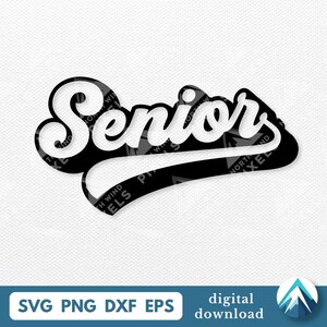 Może przedstawiać: Czarno-biała grafika ze słowem "Senior" w stylizowanej czcionce skryptowej. Słowo jest obrysowane na czarno z białym wypełnieniem. Poniżej słowa znajduje się czarny element ozdobny. Obraz zawiera również tekst "SVG PNG DXF EPS" i "digital download".