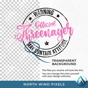 K&ouml;nnte beinhalten: Ein digitales Design mit transparentem Hintergrund. Es zeigt ein kreisf&ouml;rmiges Stempelmuster mit den Worten "WARNING Official Threenager MAY CONTAIN ATTITUDE" in Schwarz und Pink. Das Design enth&auml;lt Sterne und einen kleinen Kreis.