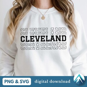 Puede incluir: Sudadera blanca con un diseño gráfico negro de la palabra "CLEVELAND" repetida en un estilo retro apilado.
