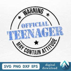 以下が含まれることがあります： 「WARNING」と「MAY CONTAIN ATTITUDE」の黒い文字が円形に配置され、その中に青いグリッターで「OFFICIAL TEENAGER」と書かれたデザイン。SVG、PNG、DXF、EPSファイル形式が含まれています。