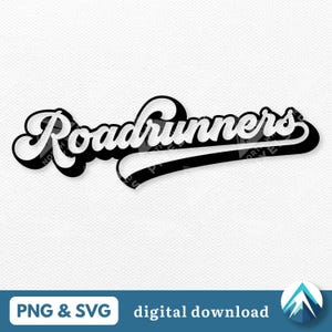 Może przedstawiać: Czarno-biały projekt graficzny słowa "Roadrunners" w retro stylu bejsbolowym.