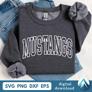 Op de afbeelding: Een donkergrijs sweatshirt met het woord "MUSTANGS" in witte letters. Het sweatshirt is op een blauwe spijkerbroek gevouwen. De onderkant van de afbeelding toont "SVG PNG DXF EPS" en "digitale download".