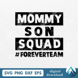 Może przedstawiać: Cyfrowy projekt z napisem "MOMMY SON SQUAD" pogrubionymi białymi literami na czarnych prostokątach. Poniżej znajduje się tekst "#FOREVERTEAM". Opcje typu pliku to SVG, PNG, DXF i EPS. Obecne jest również słowo "digital download".