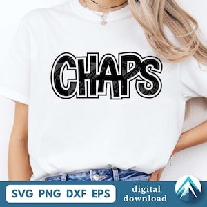 Könnte beinhalten: Weißes T-Shirt mit dem Wort "CHAPS" in einem auffälligen Schwarz-Weiß-Design auf der Brust. Das Shirt besteht aus einem weichen Material und eignet sich für Freizeitkleidung. Am unteren Bildrand stehen die Worte "SVG PNG DXF EPS" und "digital download".
