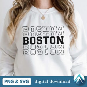 Pode incluir: Camisola branca com texto preto que diz "BOSTON" repetido em um padrão empilhado. O texto está em uma fonte de estilo retrô.