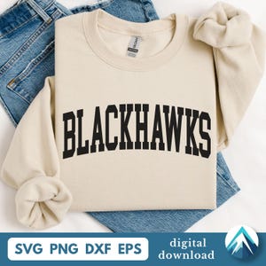 Może przedstawiać: Kremowa bluza z napisem "BLACKHAWKS" pogrubioną, czarną, łukowatą czcionką. Bluza jest złożona na niebieskich dżinsach. Na dole obrazu znajduje się tekst "SVG PNG DXF EPS" i "digital download".