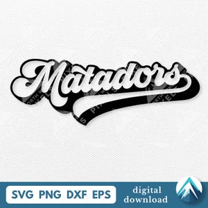 Może przedstawiać: Czarno-biała grafika słowa "Matadors" w stylu retro. Słowo jest obrysowane na czarno z białym wypełnieniem, a czarny element podkreśla tekst. Na dole obrazu znajduje się tekst "SVG PNG DXF EPS" i "digital download".