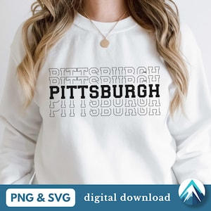 Puede incluir: Sudadera blanca con la palabra "PITTSBURGH" repetida en un diseño retro apilado en negro.