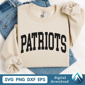 Patrioter med böjda collegebokstäver digital nedladdning, Svg Png Dxf Eps-filer, Clip Art med transparent bakgrund, Varsity, digitalt konstverk