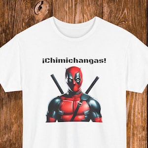 Könnte beinhalten: Weißes T-Shirt mit einem roten und schwarzen Deadpool-Motiv und dem Text "¡Chimichangas!" auf der Vorderseite.