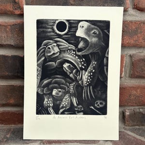 Puede incluir: Grabado en madera en blanco y negro de cuatro tortugas, con la boca de la tortuga más grande abierta de par en par. La impresión se titula "An Ancient Evil Awakens" y está numerada 44/44.