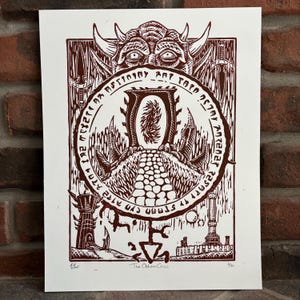 Könnte beinhalten: Ein braun-weißer Druck mit einer Fantasy-Illustration. Er zeigt ein Portal, einen gehörnten Dämon, Schwerter und den Text "The Oblivion Crisis". Der Druck ist mit 4/20 nummeriert.