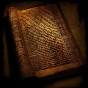 Pode incluir: Um livro antigo encadernado em couro com uma capa desgastada de cor marrom e detalhes dourados. O livro está aberto em uma página cheia de texto escrito à mão com tinta escura.