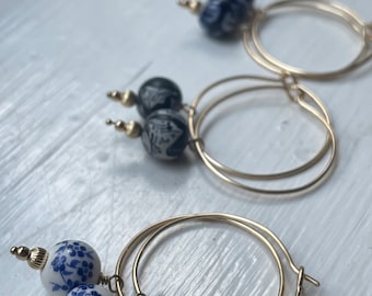 14k Gold gefüllte bemalte Perle hängende Hoop Ohrringe, baumeln Keramik & Ton Perlen Ohrringe, handgemachte Creolen, einzigartige Funky baumeln Ohrringe