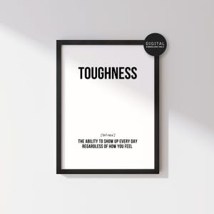 Könnte beinhalten: Ein schwarz-weißes druckbares Poster mit dem Wort "TOUGHNESS" in Fettdruck, gefolgt von der phonetischen Schreibweise und einer Definition: "['taf-nas'] THE ABILITY TO SHOW UP EVERY DAY REGARDLESS OF HOW YOU FEEL".