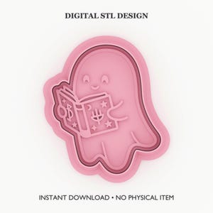 Può includere: Un tagliabiscotti rosa a forma di fantasma che tiene in mano un libro aperto con simboli di stelle e mezzelune. Il testo DIGITAL STL DESIGN e INSTANT DOWNLOAD NO PHYSICAL ITEM è stampato sopra e sotto il tagliabiscotti a forma di fantasma.