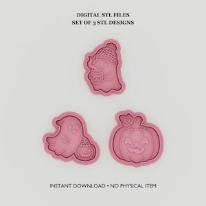Può includere: Un set di tre stampini per biscotti rosa con design STL digitali. Uno mostra un fantasma con berretto e tazza, un altro un fantasma con una zucca e il terzo una zucca di Halloween. Il testo recita DIGITAL STL FILES SET OF 3 STL DESIGNS.