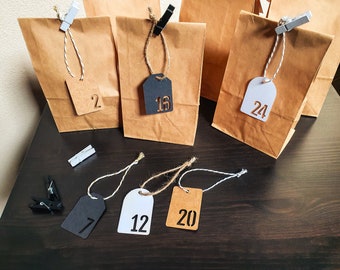 24 Adventskalender Zahlen Anhänger in Kraft, Weiß oder Schwarz in verschiedenen Formen mit Schnur, handgemacht