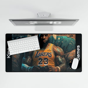 Skrivbordsmatta - Lebron James Gaming Edition - King James håller en handkontroll Skrivbordsmatta - Basketball Edition Skrivbordsmatta - Present till basketfan