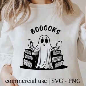 Zabawny duch z stosem książek Svg, słodki duch Png, książki Nerd Svg, Halloween Clipart, duch Svg czarno-białe wydruki, licencja na użytkowanie komercyjne