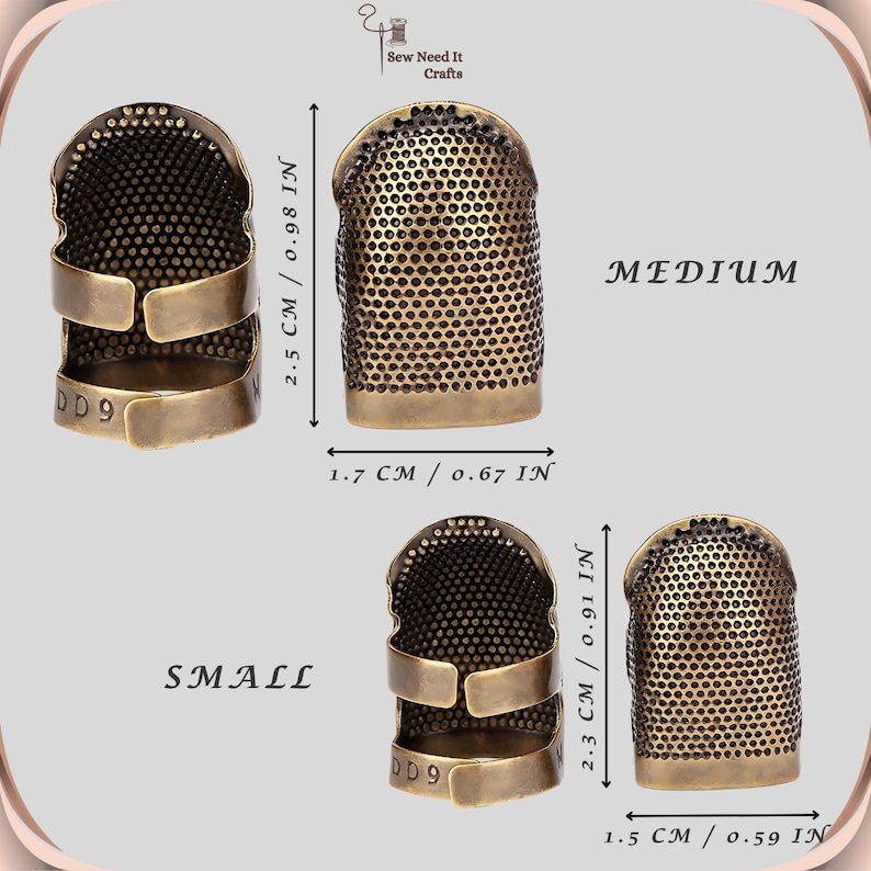 Op de afbeelding: Drie messing naalden in verschillende maten, met de labels "SMALL", "MEDIUM" en "DD9". De naalden zijn gemaakt van een fijn gaasmateriaal en hebben een band rond de bovenkant. De naalden zijn 5,8 cm, 6,4 cm en 4,3 cm hoog.