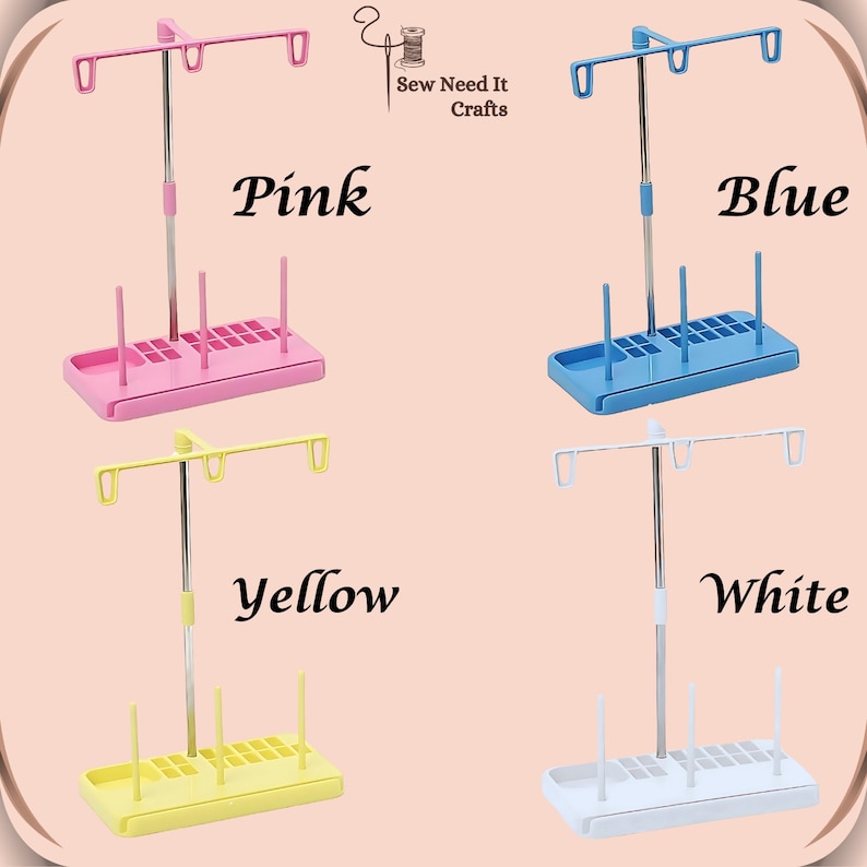 Pode incluir: Quatro suportes de carretel de fio em rosa, azul, amarelo e branco. Cada suporte tem uma barra de metal com tr&ecirc;s ganchos e uma base com 12 compartimentos para guardar carret&eacute;is de fio. Os suportes s&atilde;o etiquetados como "Rosa", "Azul", "Amarelo" e "Branco".