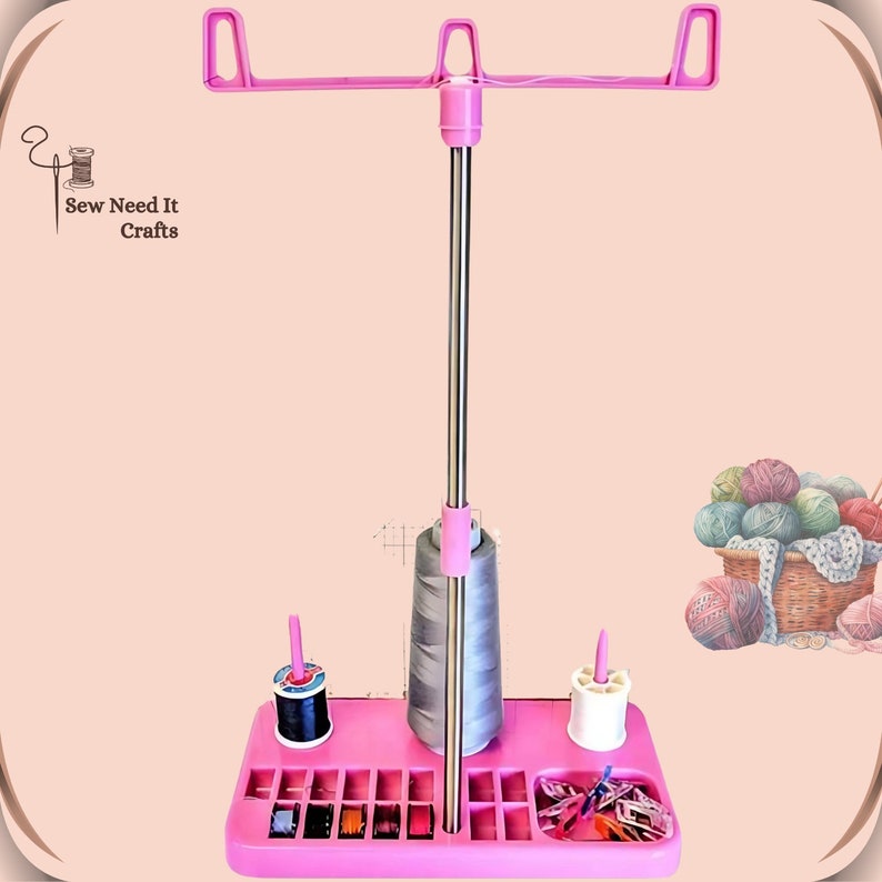 Pode incluir: Suporte de fio de costura rosa com uma haste de metal, dois porta-bobinas e um compartimento para bobinas e outros suprimentos de costura. O suporte tem uma barra superior para segurar o fio.