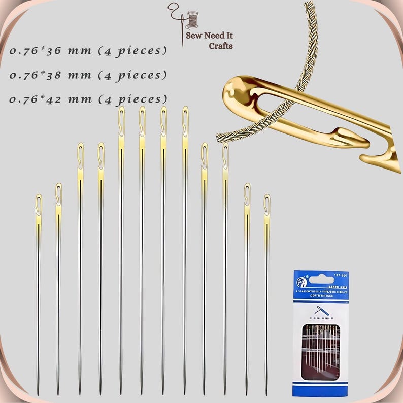 Op de afbeelding: Een set van 12 naalden met gouden oog in verschillende maten, waaronder 0,76 x 36 mm, 0,76 x 38 mm en 0,76 x 42 mm. Elke maat wordt geleverd in een verpakking met 4 naalden. De naalden zijn gerangschikt op maat, met de kleinste naalden links en de grootste naalden rechts. De naalden zijn allemaal zilverkleurig en hebben een gouden oog. De naalden zijn verpakt in een doorzichtige plastic zak met een blauw en wit etiket waarop "MARTILAALU" staat.