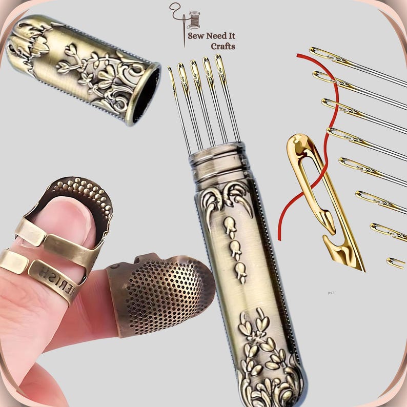 Op de afbeelding: Een set naaiwerktuigen in vintage stijl, inclusief een vingerhoed, een vingerbeschermer, een naaldinvoerder en een etui met meerdere naalden. De gereedschappen zijn gemaakt van messing en hebben een antieke afwerking.