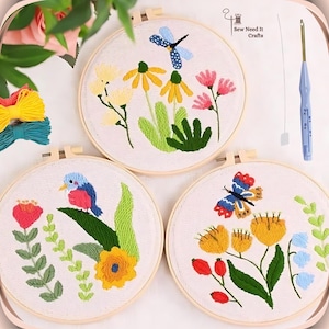 Peut inclure: Trois cerceaux à broder avec différents motifs floraux. Les cerceaux sont en bois et ont un tissu blanc tendu dessus. Les motifs comprennent un papillon, un oiseau et une libellule. Les cerceaux sont parfaits pour les débutants et les brodeuses expérimentés.