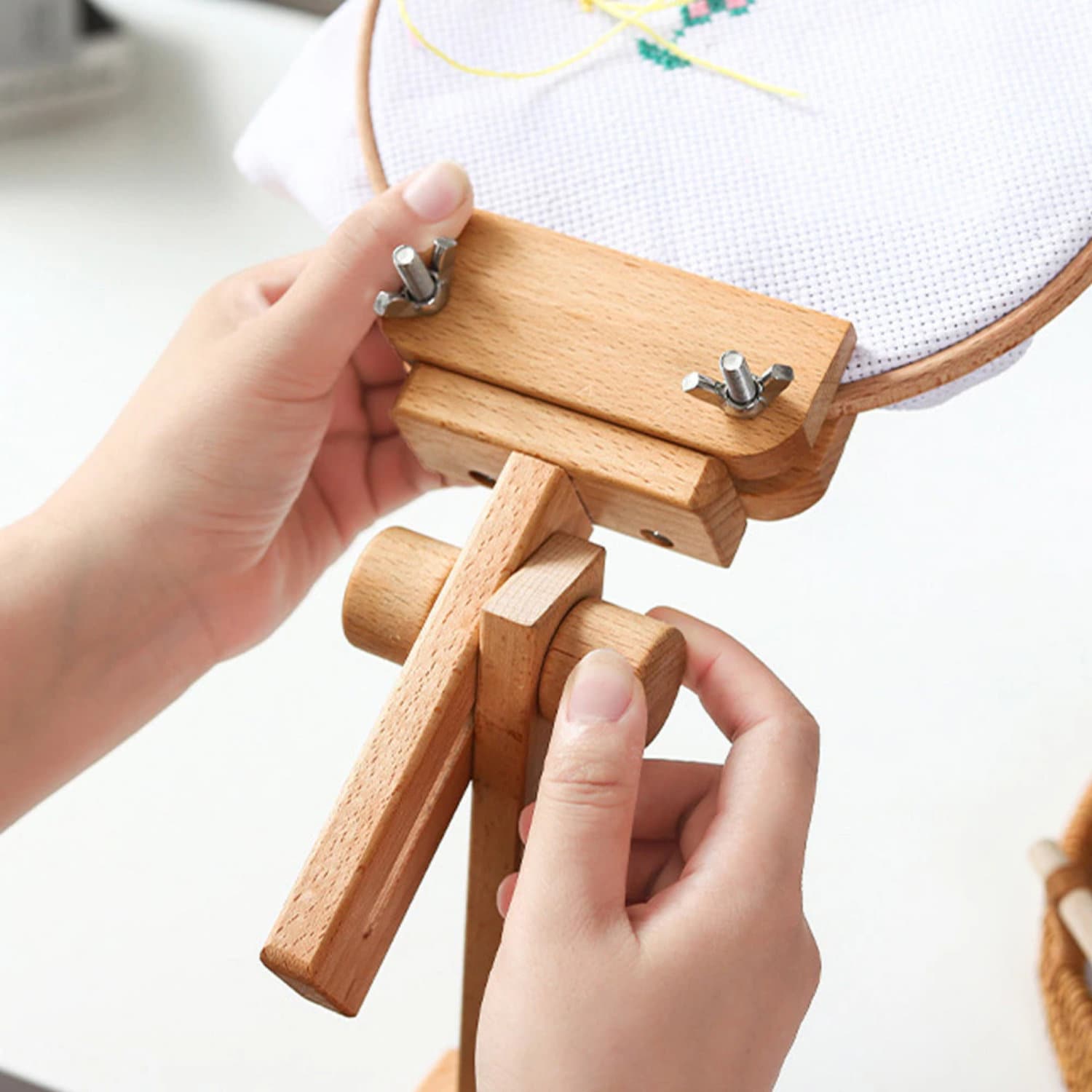 Catcan Embroidery Hoop Stand With 2 PCS 7" 5" Embroidery Hoops Adjustable Rotated Wooden Cross Stitch Hoop Stand Hands Free Embroidery Hoop Holder For Arts Crafts Sewing Embroidery Project