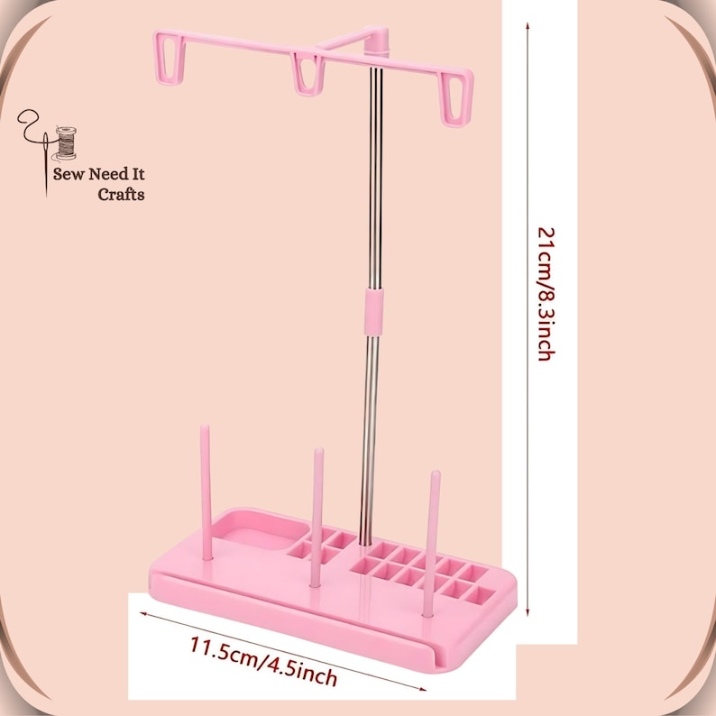 Pode incluir: Suporte de fio de costura de pl&aacute;stico rosa com uma haste de metal e tr&ecirc;s porta-bobinas. O suporte tem um pequeno compartimento para bobinas e um compartimento maior para outros suprimentos de costura. O suporte mede 21 cm de altura e 11,5 cm de largura.