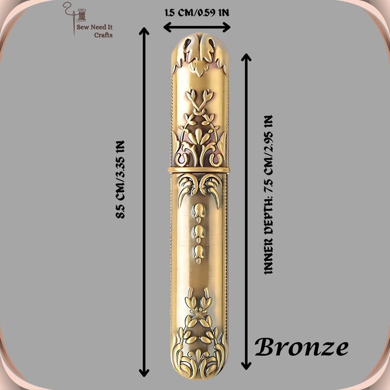Op de afbeelding: Een naaldenkistje van brons met een sierlijk ontwerp. Het kistje is 8,5 cm hoog en 1,5 cm breed. De binnendiepte is 7,5 cm.
