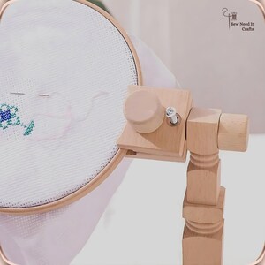 調節可能な刺繍枠ホルダースタンド | 高さ調節可能、マルチアングル | ポータブル、耐久性あり | 工具不要で簡単セットアップ | クロスステッチ ビーチウッド 画像 9