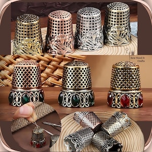 Pode incluir: Conjunto de dez dedal de metal de estilo vintage com designs intrincados. Alguns dedal têm um acabamento dourado, outros um acabamento de cobre e outros um acabamento prateado. Alguns dedal têm pedras preciosas verdes ou vermelhas.