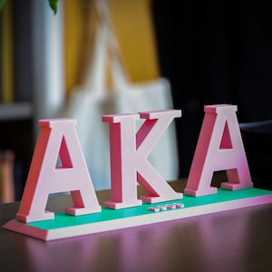 Placa con letras de Alpha Kappa Alpha